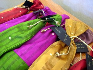 Les pochettes en tissu de sari