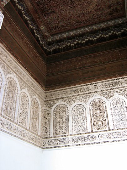 Marrakech - Plafond du palais Bahia : plâtre sculpté et bois de cèdre.