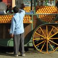 Marrakech - Vendeur de jus d'orange pressé (délicieux) sur la place Jamâa El-Fna. - (IMG_0083.jpg)