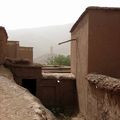 Maison en pisé. Les murs et toits sont protégés de la pluie par des tiges de roseau séchées recouvertes de terre. - (IMG_0255.jpg)