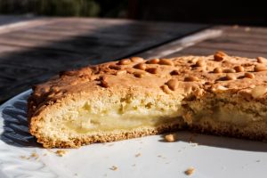 Pinolata, gâteau aux pignons et crème pâtissière