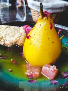 Poire pochée au safan et à la rose