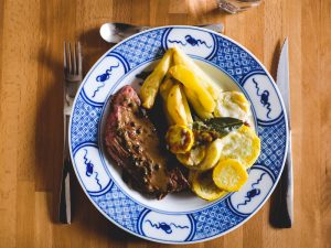 Rumsteak au poivre vert, gratin de courgette, pommes de terre rôties