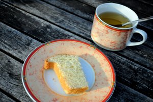 Brioche et thé sur la terrasse