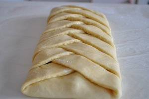 Brioche tressée prête à lever pendant une heure