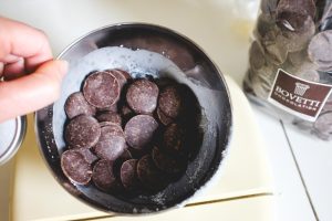 Crèmes au chocolat en préparation