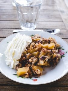 Crumble pomme, noisettes et chocolat