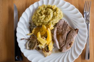 Gigot d'agneau, purée de pois cassés et légumes rôtis