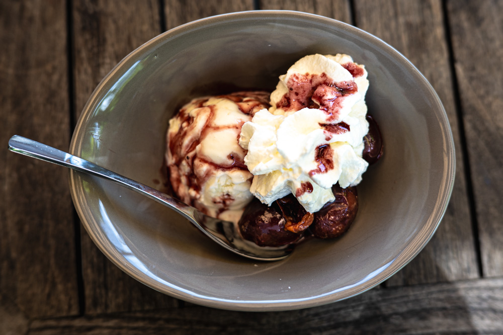 Glace, prune et sauce épicée Glace, prune et sauce épicée