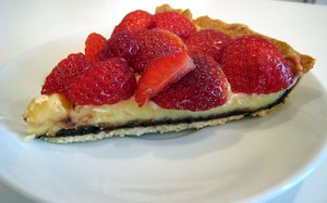 Part de tarte aux fraises et au chocolat