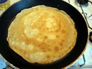 Une crêpe en train de cuire