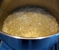 Le risotto absorbe le bouillon petit à petit