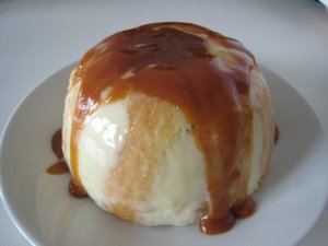 Charlotte aux pommes, sauce au caramel