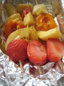 Brochettes de fruits en papillottes