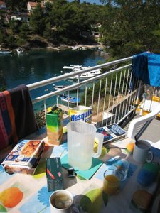 Petit déjeuner à Basina, sur le balcon