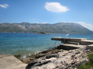 La plage au bas de l’appartement près de Korcula