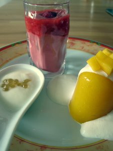 Trio de desserts : yaourt aux billes de miel, gazpacho de framboises et flan à la mangue
