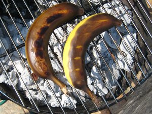 Bananes en train de cuire sur le barbecue