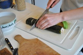 Découpe du maki sushi