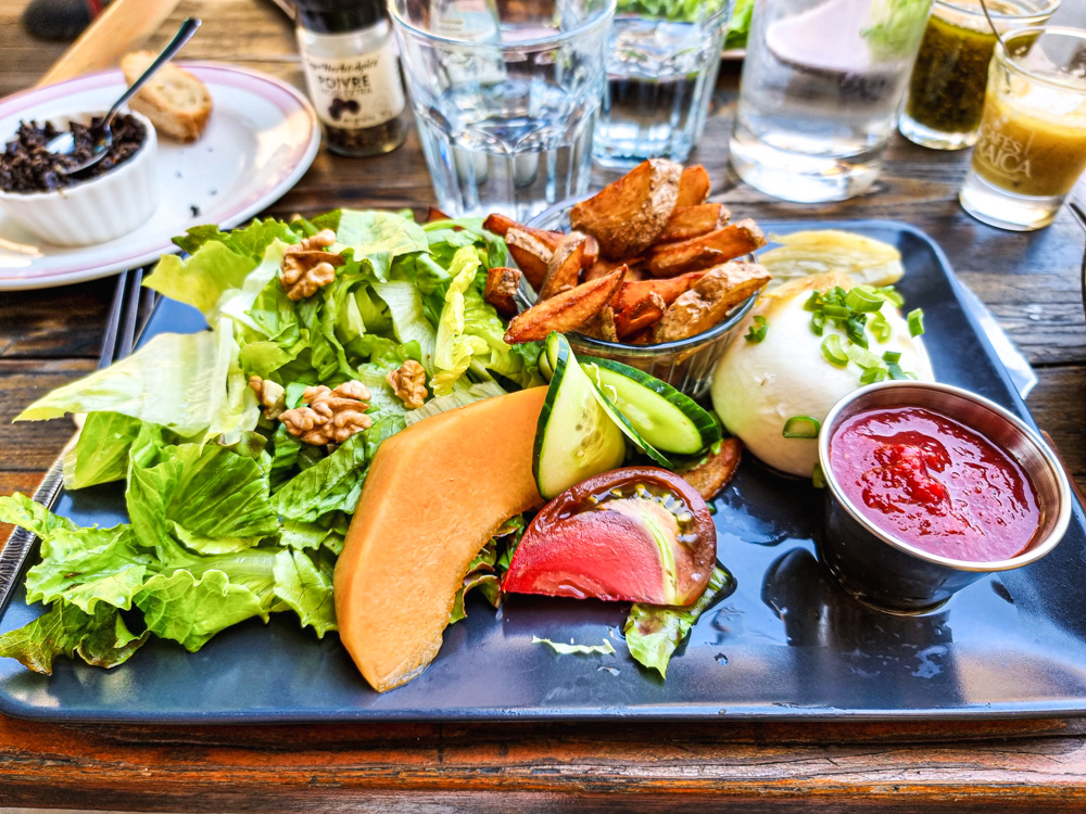 Assiette fraîcheur au café des Sports à Mens Assiette fraîcheur au café des Sports à Mens
