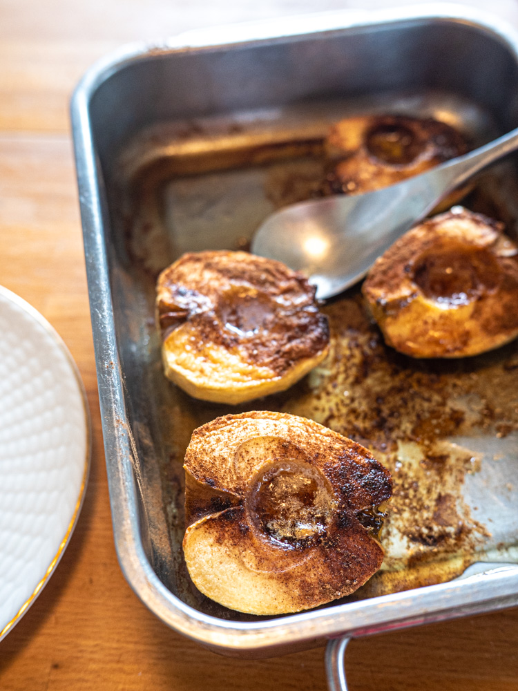 Pommes au four à la cannelle