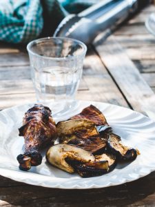 Poulet et aubergines grillés