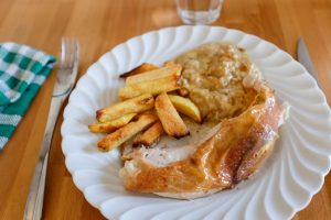 Poulet rôti, frites au four et gratin de courgette