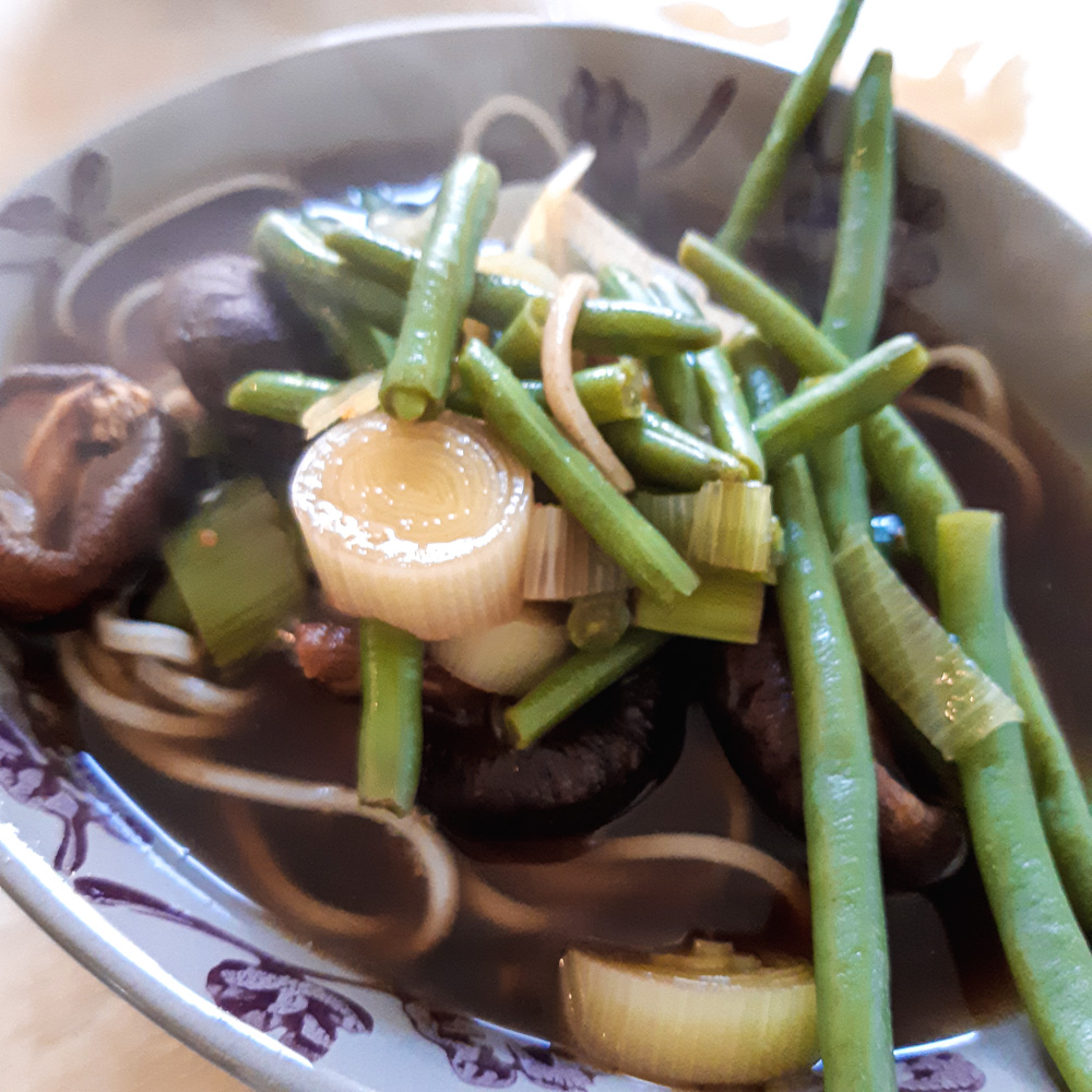 soupe japonaise : harcots verts, poireau, champignon