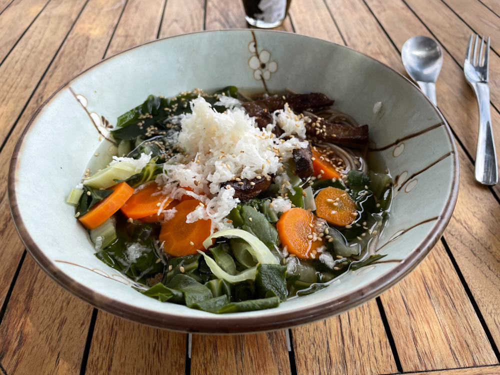 soupe japonaise : blette, carotte, champignons, radis rapê