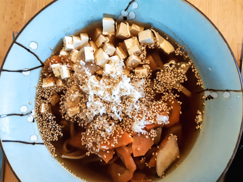 Soupe de udon au tofu, carotte, sesame, radis