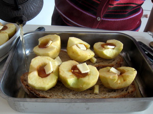 Tartines de pommes au four - On verse le thé