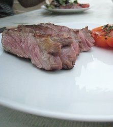 Tranche de boeuf au barbecue et tomates