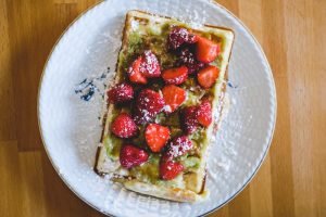 Gaufre rhubarbe-fraise à la crème