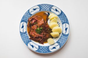 Langue de boeuf, sauce à la tomate