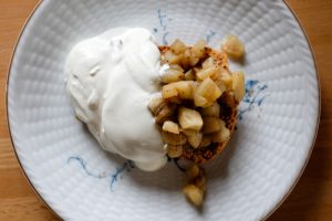 Pain d'épices aux pommes vanillés et crème fouettée