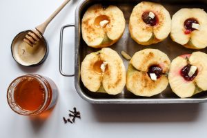 Pommes au four, miel au safran