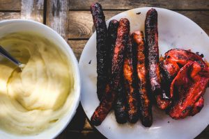 Saucisses et merguez au barbecue