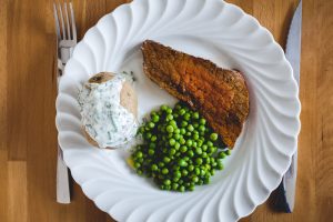 Rôti de boeuf, pommes de terre en papillote et petis pois