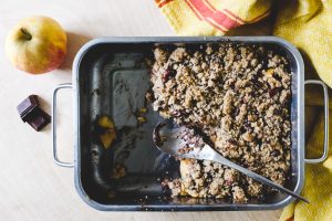 Crumble pomme, noisettes et chocolat