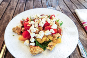 Salade tomate, pain aillé, féta