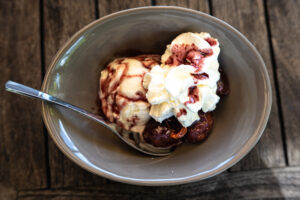 Glace, prune et sauce épicée