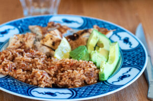 Poulet aux épices, riz à la tomate et citron