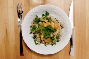 Assiette de quinoa, houmous et courge