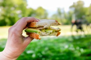 Sandwich avocat et truite fumée