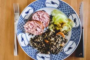 Saucisse, lentilles, concombre