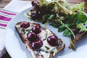 Tartine chèvre-cerise